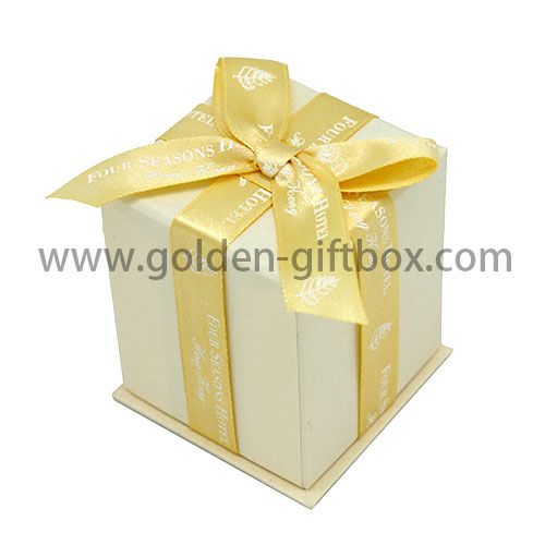 Lid & tray gift box with ribbon bow on lid